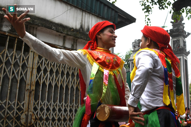 Thanh niên Triều Khúc tô son điểm phấn, mặc váy áo đánh Bồng con đĩ ở lễ hội của làng - Ảnh 12.