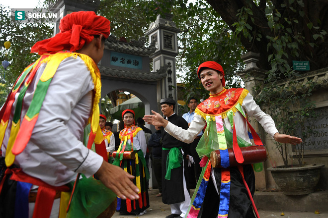 Thanh niên Triều Khúc tô son điểm phấn, mặc váy áo đánh Bồng con đĩ ở lễ hội của làng - Ảnh 13.