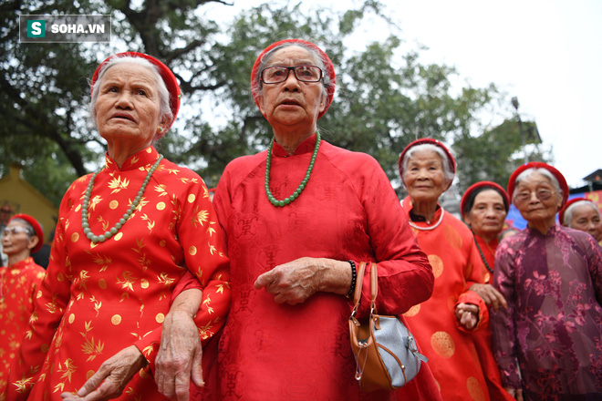 Thanh niên Triều Khúc tô son điểm phấn, mặc váy áo đánh Bồng con đĩ ở lễ hội của làng - Ảnh 15.
