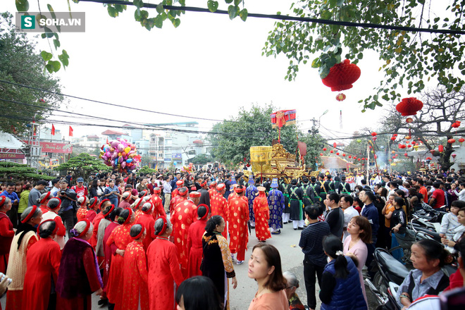 Thanh niên Triều Khúc tô son điểm phấn, mặc váy áo đánh Bồng con đĩ ở lễ hội của làng - Ảnh 4.