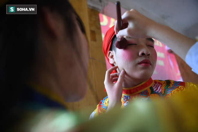 Thanh niên Triều Khúc tô son điểm phấn, mặc váy áo đánh Bồng con đĩ ở lễ hội của làng - Ảnh 7.