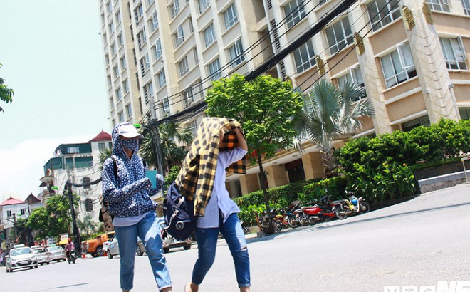 TP.HCM hứng chịu đợt nắng nóng gay gắt, có thể gây bỏng da TP.HCM hứng chịu đợt nắng nóng gay gắt, có thể gây bỏng da