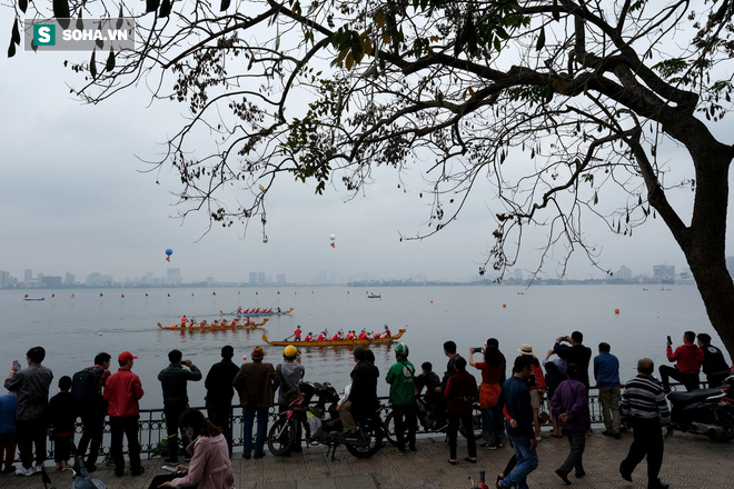 Hàng nghìn người chen chân chật kín mép hồ Tây xem đua thuyền rồng - Ảnh 1.