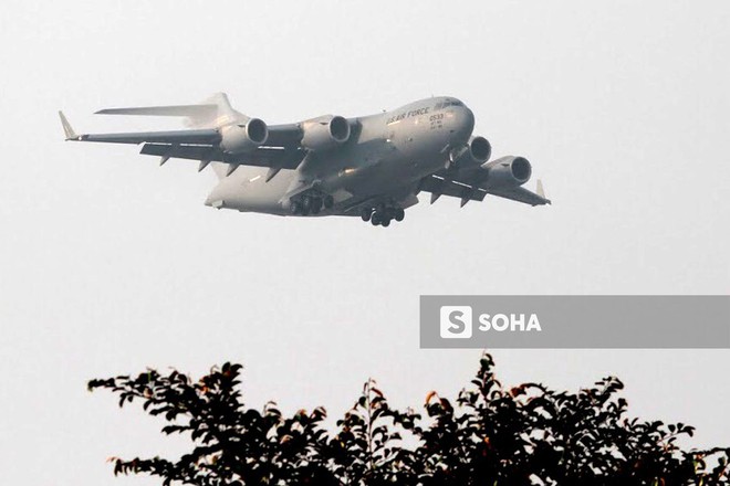 Vận tải cơ C-17 Globemaster III của Không quân Mỹ hai lần hạ cánh tại Đà Nẵng - Ảnh 4.