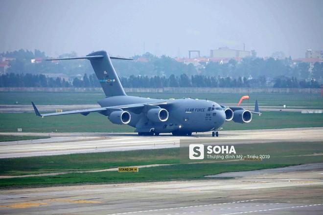 [NÓNG] Ngựa thồ C-17 Mỹ đáp xuống sân bay Nội Bài, thả siêu trực thăng Marine One của TT Trump - Ảnh 2.
