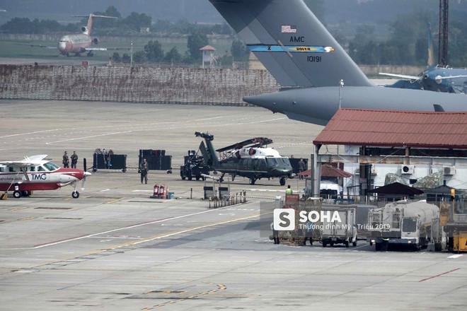 [NÓNG] Ngựa thồ C-17 Mỹ đáp xuống sân bay Nội Bài, thả siêu trực thăng Marine One của TT Trump - Ảnh 6.