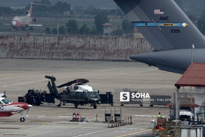 [NÓNG] Ngựa thồ C-17 Mỹ đáp xuống sân bay Nội Bài, thả siêu trực thăng Marine One của TT Trump - Ảnh 8.