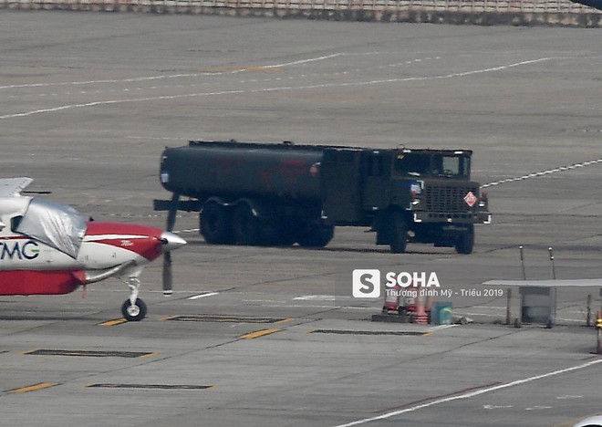 Vận tải cơ C-17 thứ ba đáp xuống Nội Bài, tiếp tục chuyển phương tiện phục vụ ông Trump - Ảnh 6.