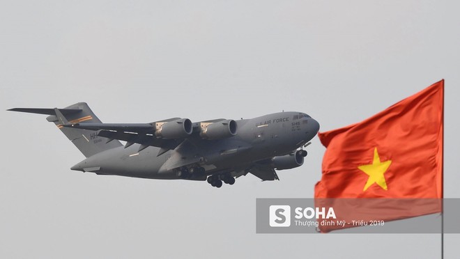 Vận tải cơ C-17 thứ ba đáp xuống Nội Bài, tiếp tục chuyển phương tiện phục vụ ông Trump - Ảnh 1.