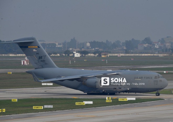 Vận tải cơ C-17 thứ ba đáp xuống Nội Bài, tiếp tục chuyển phương tiện phục vụ ông Trump - Ảnh 2.