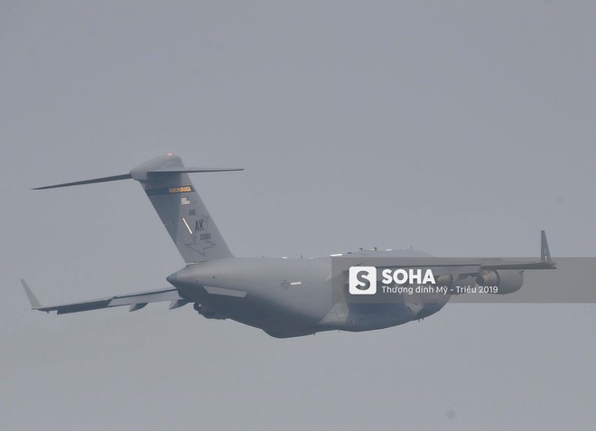 Vận tải cơ C-17 thứ ba đáp xuống Nội Bài, tiếp tục chuyển phương tiện phục vụ ông Trump - Ảnh 16.