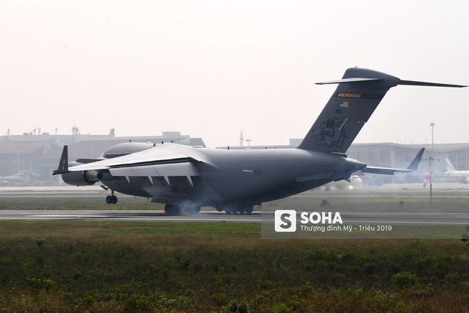 Vận tải cơ C-17 thứ ba đáp xuống Nội Bài, tiếp tục chuyển phương tiện phục vụ ông Trump - Ảnh 11.