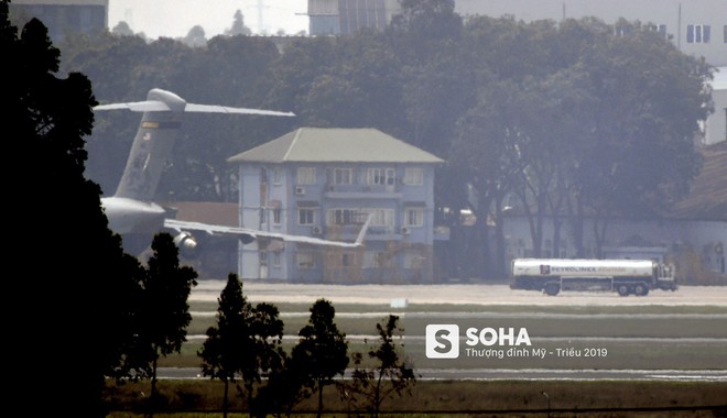 Vận tải cơ C-17 thứ ba đáp xuống Nội Bài, tiếp tục chuyển phương tiện phục vụ ông Trump - Ảnh 15.