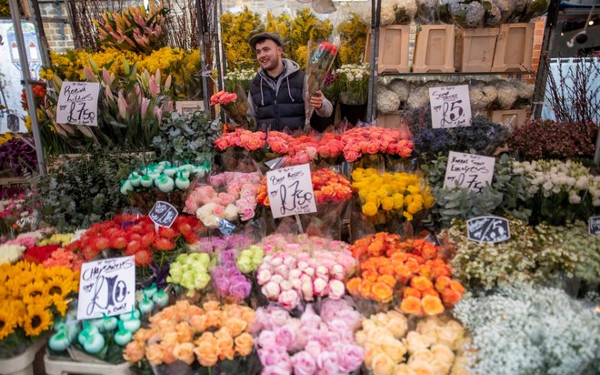 24h qua ảnh: Người đàn ông mặc áo in hình 2 lãnh đạo Mỹ-Triều Tiên - Ảnh 1.