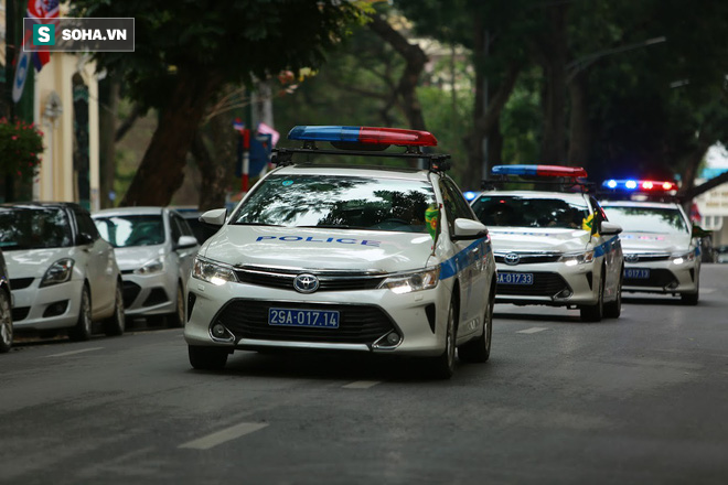 Công an Hà Nội diễu hành trên nhiều tuyến phố, triển khai xe bọc thép tăng cường an ninh - Ảnh 14.