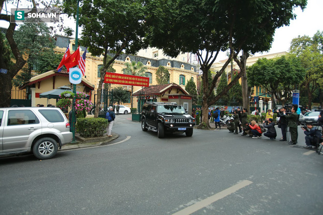 Công an Hà Nội diễu hành trên nhiều tuyến phố, triển khai xe bọc thép tăng cường an ninh - Ảnh 10.