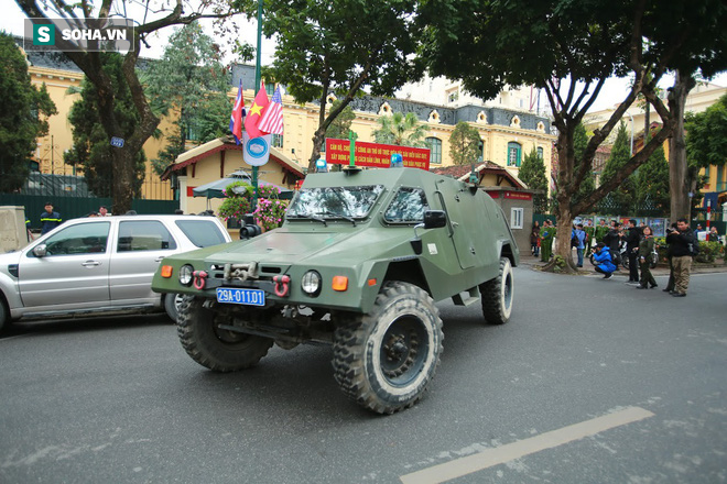 Công an Hà Nội diễu hành trên nhiều tuyến phố, triển khai xe bọc thép tăng cường an ninh - Ảnh 9.