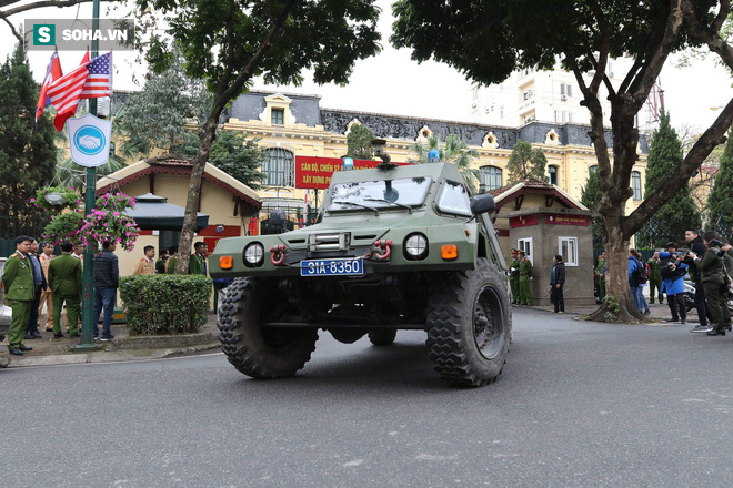 Công an Hà Nội diễu hành trên nhiều tuyến phố, triển khai xe bọc thép tăng cường an ninh - Ảnh 8.
