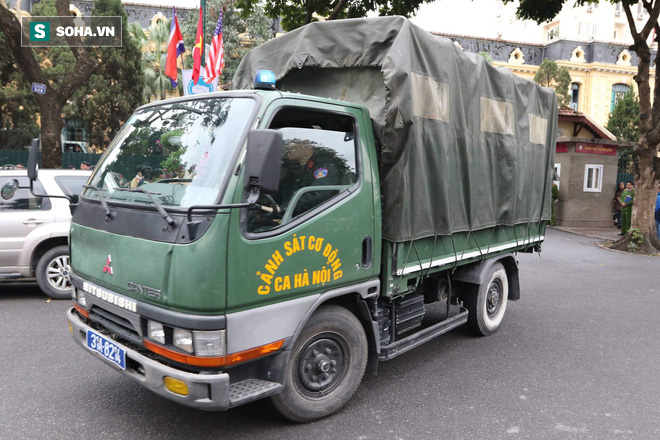 Công an Hà Nội diễu hành trên nhiều tuyến phố, triển khai xe bọc thép tăng cường an ninh - Ảnh 5.