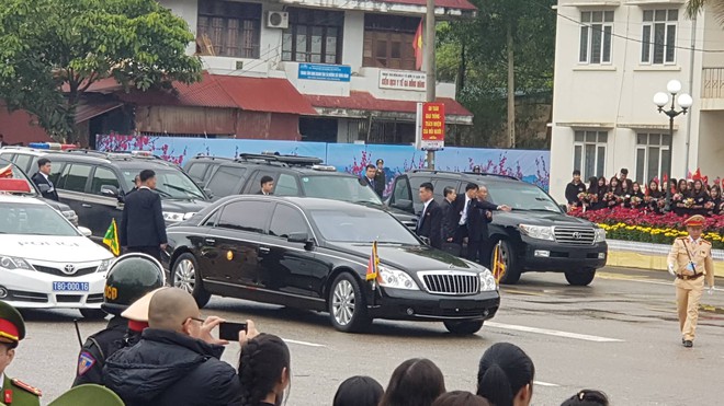 Chủ tịch Triều Tiên Kim Jong Un xuống tàu ở Đồng Đăng, ngồi siêu xe Mercedes S600 về Hà Nội - Ảnh 9.