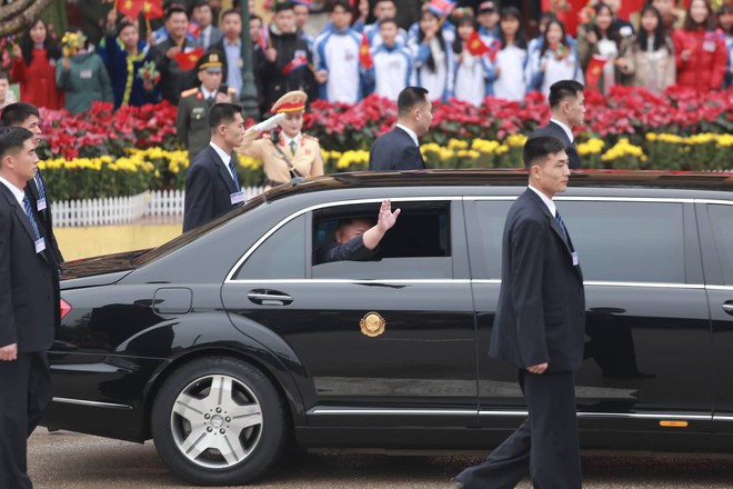 Chủ tịch Triều Tiên Kim Jong Un xuống tàu ở Đồng Đăng, ngồi siêu xe Mercedes S600 về Hà Nội - Ảnh 13.