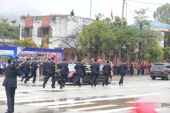 Chủ tịch Triều Tiên Kim Jong Un xuống tàu ở Đồng Đăng, ngồi siêu xe Mercedes S600 về Hà Nội - Ảnh 12.