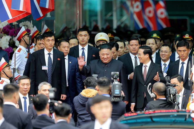 Chủ tịch Triều Tiên Kim Jong Un xuống tàu ở Đồng Đăng, ngồi siêu xe Mercedes S600 về Hà Nội - Ảnh 5.