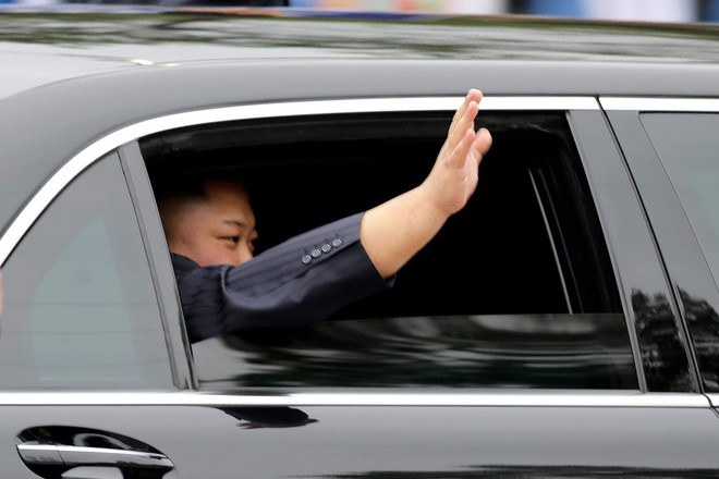 Chủ tịch Triều Tiên Kim Jong Un xuống tàu ở Đồng Đăng, ngồi siêu xe Mercedes S600 về Hà Nội - Ảnh 14.