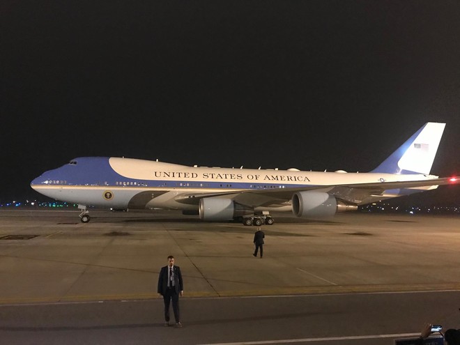 [NÓNG] TT Trump vẫy tay từ Air Force One, lên chuyên xa The Beast hướng về khách sạn - Ảnh 2.