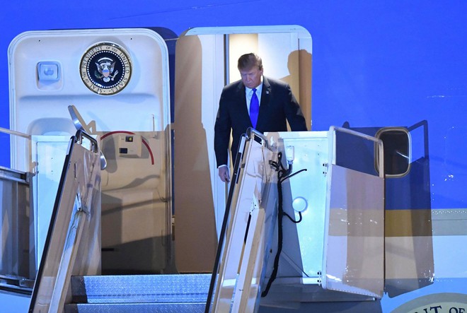 [NÓNG] TT Trump vẫy tay từ Air Force One, lên siêu xe The Beast hướng về khách sạn Marriot - Ảnh 1.