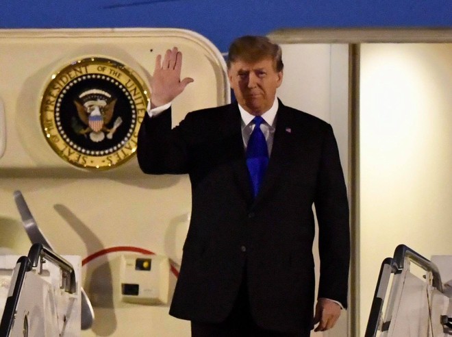 [NÓNG] TT Trump vẫy tay từ Air Force One, lên siêu xe The Beast hướng về khách sạn Marriot - Ảnh 3.