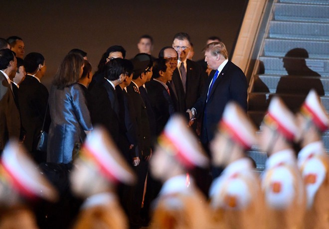 [NÓNG] TT Trump vẫy tay từ Air Force One, lên siêu xe The Beast hướng về khách sạn Marriot - Ảnh 5.