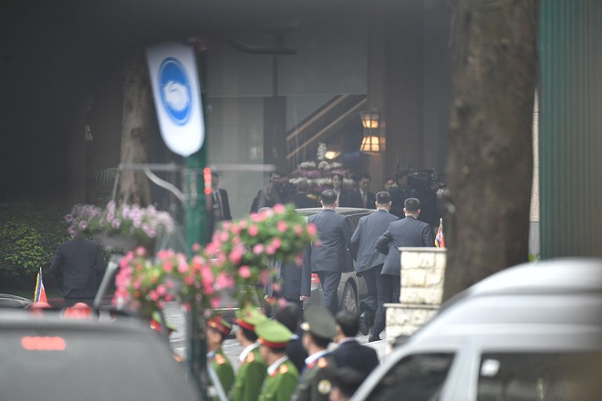 Đoàn xe chủ tịch Triều Tiên Kim Jong Un về đến khách sạn Melia, Hà Nội - Ảnh 4.