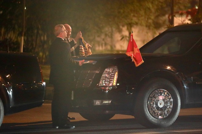 [NÓNG] Hai siêu xe Cadillac One The Beast tới sân bay Nội Bài, chuẩn bị đón chuyên cơ tổng thống Trump - Ảnh 2.