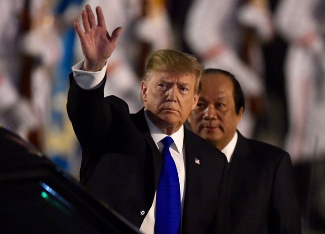 Toàn cảnh Quái thú chở TT Donald Trump lướt phố đêm Hà Nội trong sự chào đón nồng nhiệt của người dân - Ảnh 3.