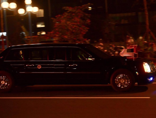 Toàn cảnh Quái thú chở TT Donald Trump lướt phố đêm Hà Nội trong sự chào đón nồng nhiệt của người dân - Ảnh 4.