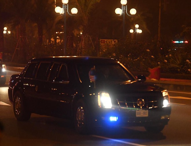 Toàn cảnh Quái thú chở TT Donald Trump lướt phố đêm Hà Nội trong sự chào đón nồng nhiệt của người dân - Ảnh 6.