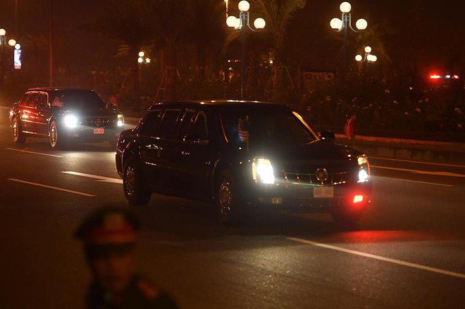 Toàn cảnh Quái thú chở TT Donald Trump lướt phố đêm Hà Nội trong sự chào đón nồng nhiệt của người dân - Ảnh 7.