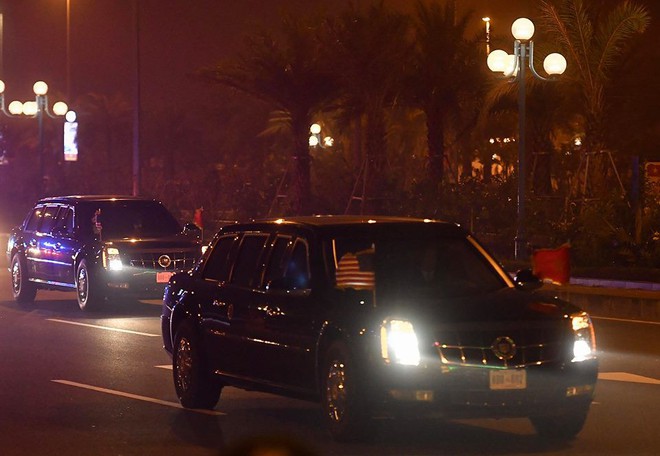 Toàn cảnh Quái thú chở TT Donald Trump lướt phố đêm Hà Nội trong sự chào đón nồng nhiệt của người dân - Ảnh 8.