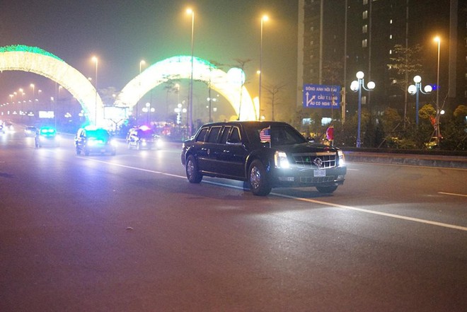 Toàn cảnh Quái thú chở TT Donald Trump lướt phố đêm Hà Nội trong sự chào đón nồng nhiệt của người dân - Ảnh 12.