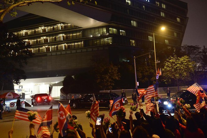 Toàn cảnh Quái thú chở TT Donald Trump lướt phố đêm Hà Nội trong sự chào đón nồng nhiệt của người dân - Ảnh 22.