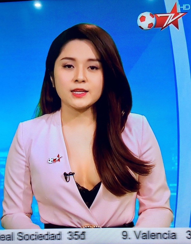 BTV truyền hình Việt gây sốc với trang phục quá gợi cảm khi dẫn chương trình  - Ảnh 4.