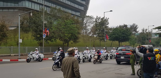 Siêu xe The Beast chuẩn bị đưa TT Trump tới Phủ Chủ tịch gặp gỡ Tổng Bí thư, Chủ tịch nước Nguyễn Phú Trọng - Ảnh 1.