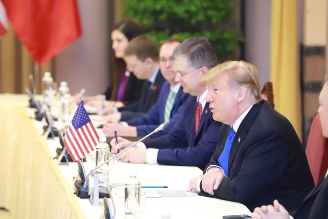 [NÓNG] Rời Phủ Chủ tịch, Tổng thống Trump tiếp tục dự bữa trưa làm việc cùng Thủ tướng Nguyễn Xuân Phúc - Ảnh 2.