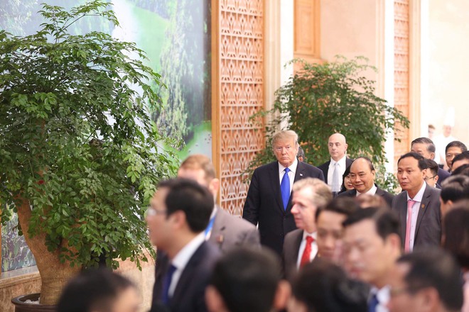 [NÓNG] Rời Phủ Chủ tịch, Tổng thống Trump tiếp tục dự bữa trưa làm việc cùng Thủ tướng Nguyễn Xuân Phúc - Ảnh 2.