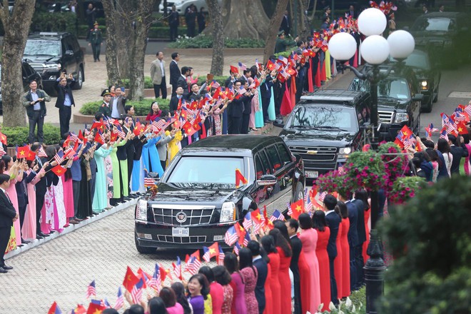 [NÓNG] Rời Phủ Chủ tịch, Tổng thống Trump tiếp tục dự bữa trưa làm việc cùng Thủ tướng Nguyễn Xuân Phúc - Ảnh 1.