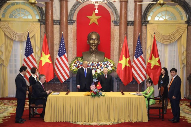 [NÓNG] Rời Phủ Chủ tịch, Tổng thống Trump tiếp tục dự bữa trưa làm việc cùng Thủ tướng Nguyễn Xuân Phúc - Ảnh 8.