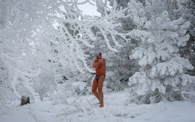 7 ngày qua ảnh: Người Nga tắm nước đá băng giữa trời tuyết trắng - Ảnh 11.