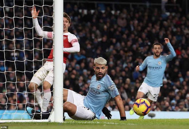 Hóa thành ác mộng của Pháo thủ, Aguero gián tiếp tặng quà cho Man United - Ảnh 2.