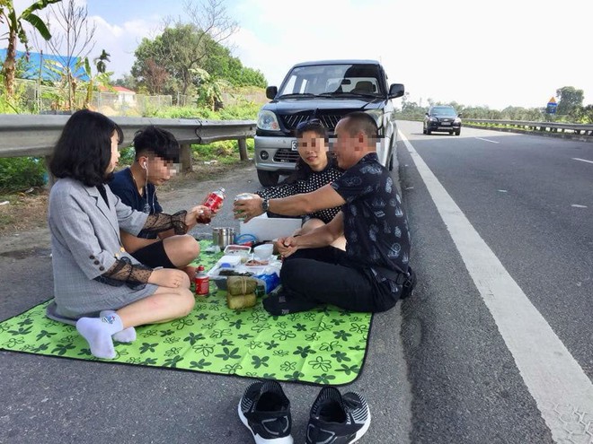 Người livestream cảnh gia đình ăn nhậu trên cao tốc Nội Bài - Lào Cai trưa mùng 2 Tết xin lỗi - Ảnh 1.